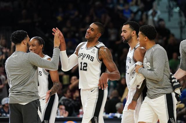 示意比赛继 示意比赛继